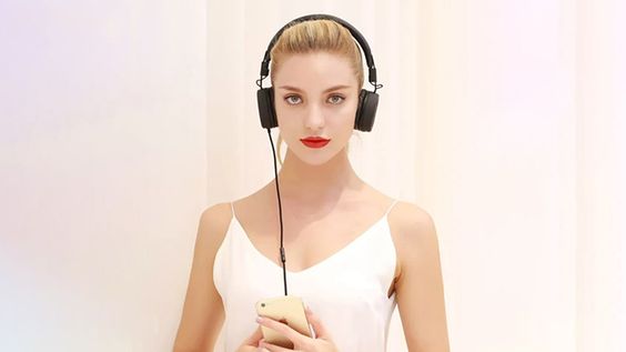 Tai nghe có dây choàng đầu có mic Remax 805 đen kết nối linh hoạt nhờ chân cắm 3.5mm